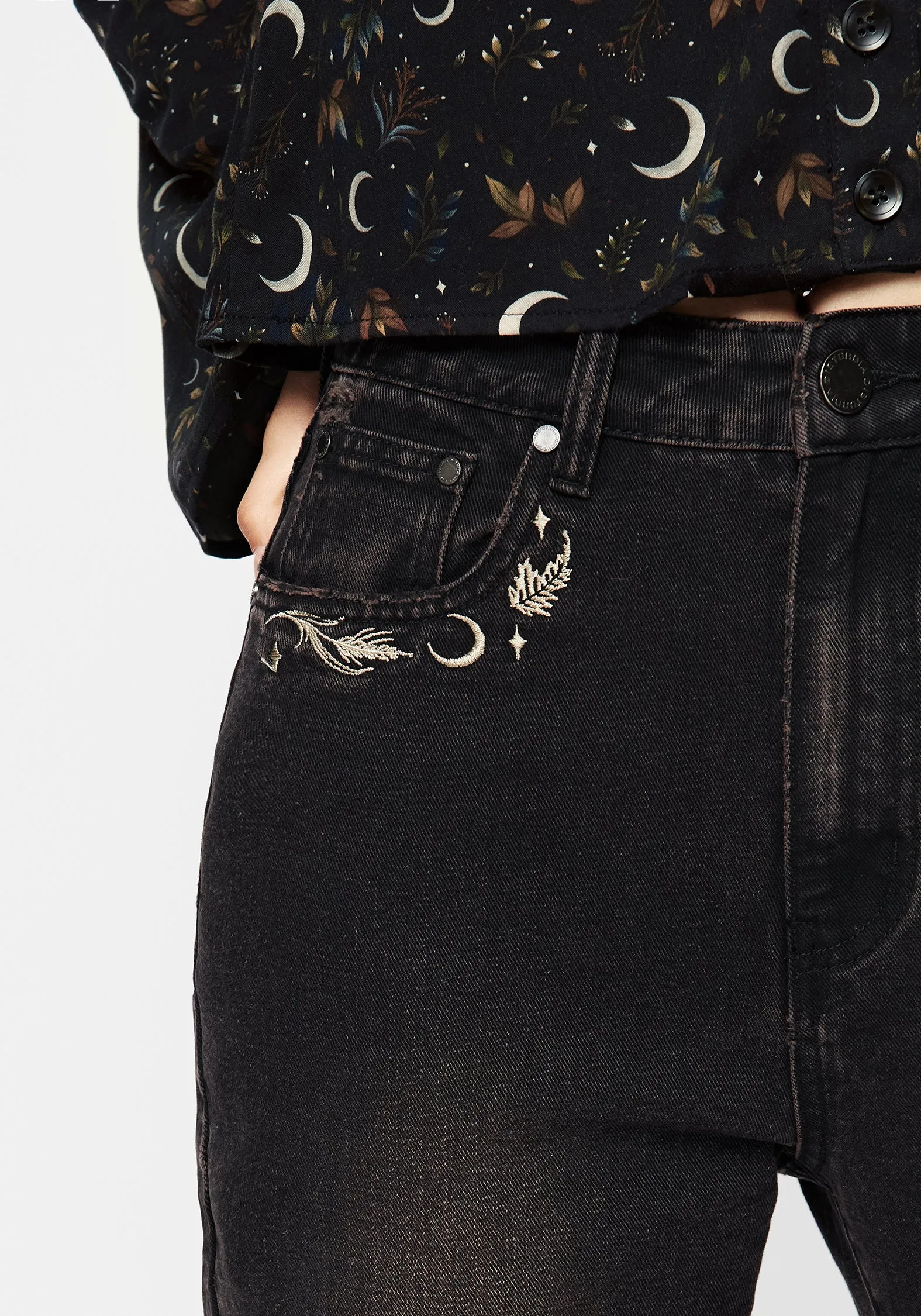 Abundia Embroidered Mom Jeans