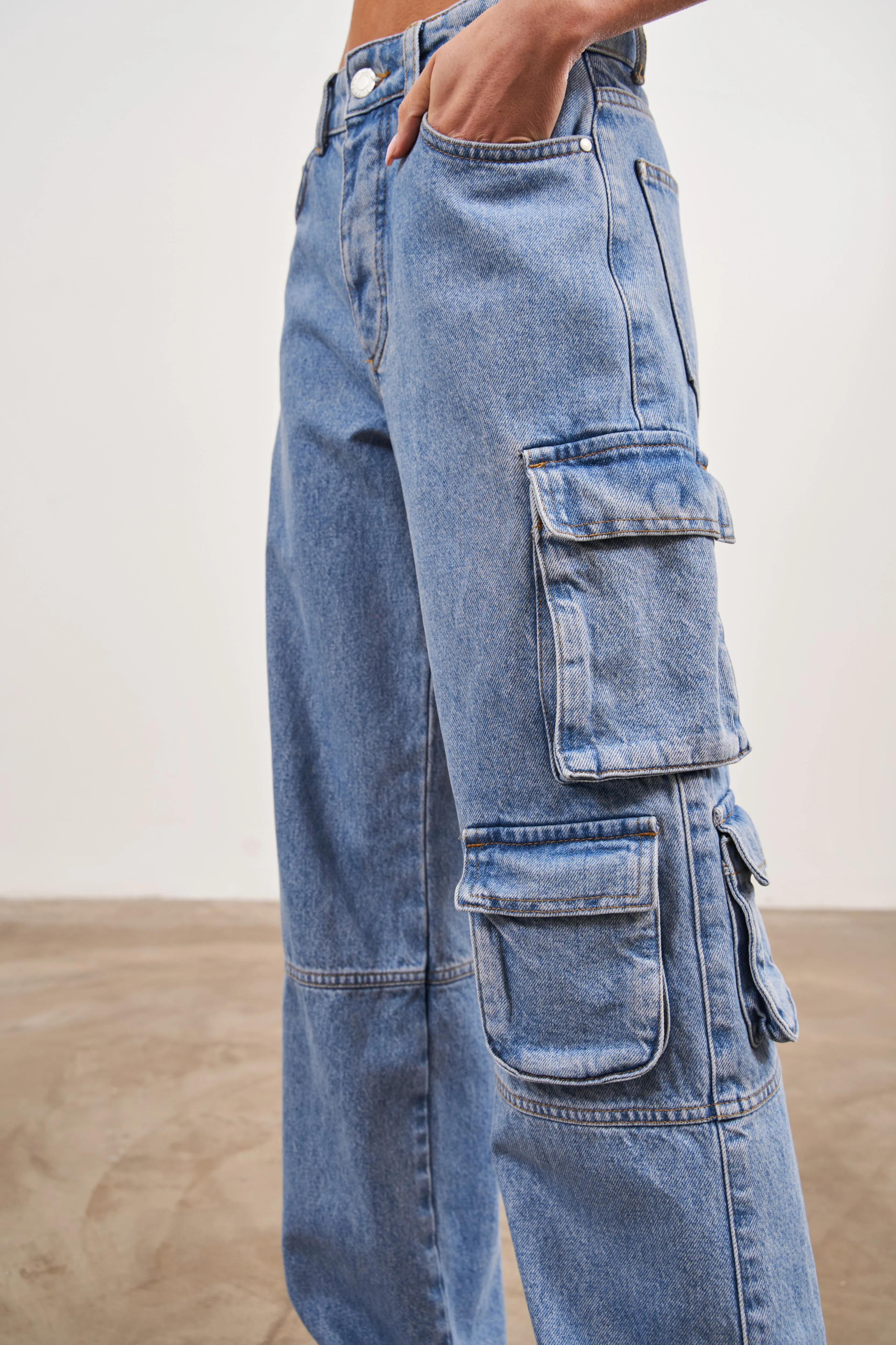 RELAXED CARGO JEANS - BLUE WASH